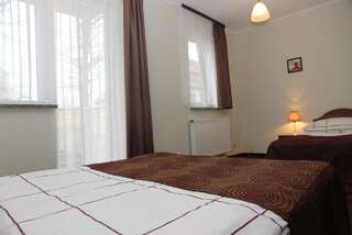 Отели типа «постель и завтрак» Noclegi-Bajka Устроне-Морске Трехместный номер с балконом-10